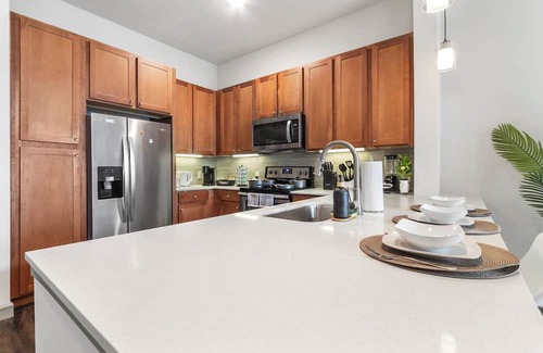Central Business District Apartment | Downtown Houston Modern Elegant Loft with Free Parking/WiFi/Skyview/Pool