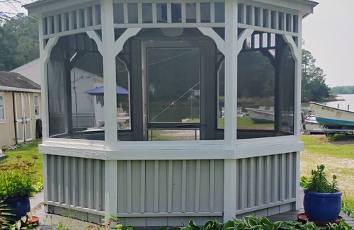 St. Michaels Cottage | Cottage #5 White Swan At Water with Deck