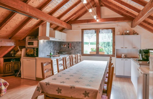 Yenne House | Holiday Home 'L'orée Du Bois' with Mountain View, Wi-Fi and Air Conditioning