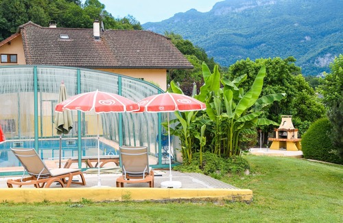 Yenne House | Holiday Home 'L'orée Du Bois' with Mountain View, Wi-Fi and Air Conditioning