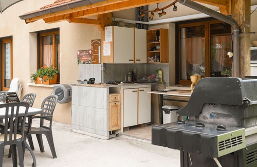 Yenne House | Holiday Home 'L'orée Du Bois' with Mountain View, Wi-Fi and Air Conditioning