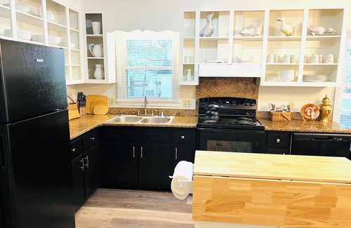 Buies Creek House | The Oasis. Cozy 3-bed house 1 mile to Campbell University. WiFi