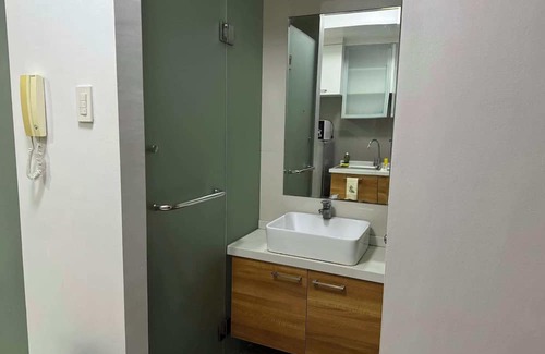 Kapitolyo Condo | Cozy Studio in Mandaluyong with Modern Amenities, Free Pool & Gym Access.