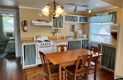 Lakeside Cottage | Beautiful Cottage Near the Lakefront Path and Downtown