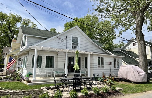 Lakeside Cottage | Beautiful Cottage Near the Lakefront Path and Downtown