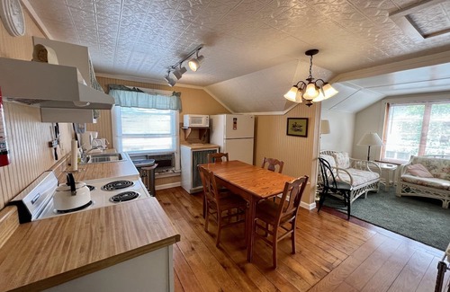 Lakeside Cottage | Beautiful Cottage Near the Lakefront Path and Downtown