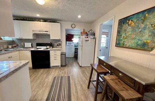 Lakeside Cottage | Beautiful Cottage Near the Lakefront Path and Downtown