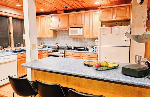 Franklin Ski Chalet | Native Gem Mountain Chalet with Views Near Smoky Mountains, Trails & Waterfalls