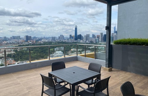 Kuala Lumpur Apartment | Serviced Residence with pool & rooftop access, KLCC and mountain views
