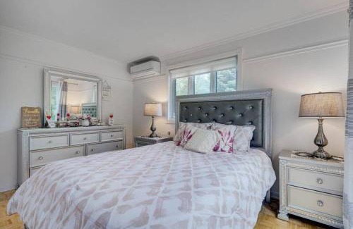 Saint-Hubert Villa | Le 5155 Charmante Villa près du centre-ville MTL