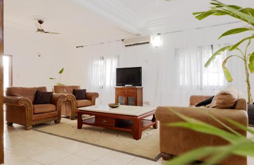 Brufut House | Adu