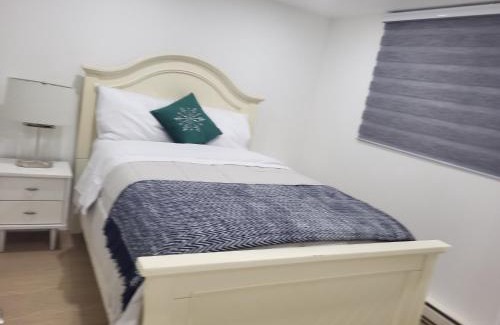 Laval Apartment | Bel appartement moderne et propre, zone calme