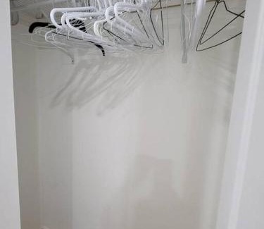 Laval Apartment | Bel appartement moderne et propre, zone calme