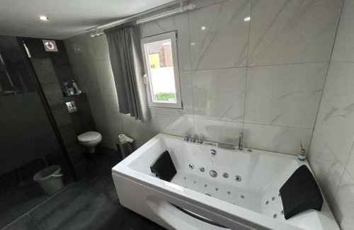 Denderleeuw House | Belle maison avec bain à remous