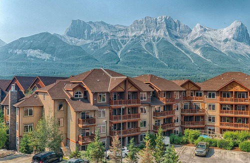Canmore Hotel | Falcon Crest Lodge by CLIQUE