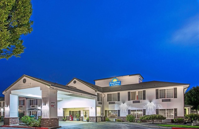 Days Inn & Suites by Wyndham Gresham