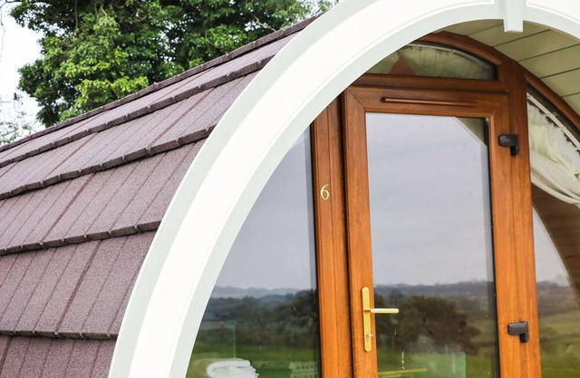 POD 6, romantic, with hot tub in Ballycastle