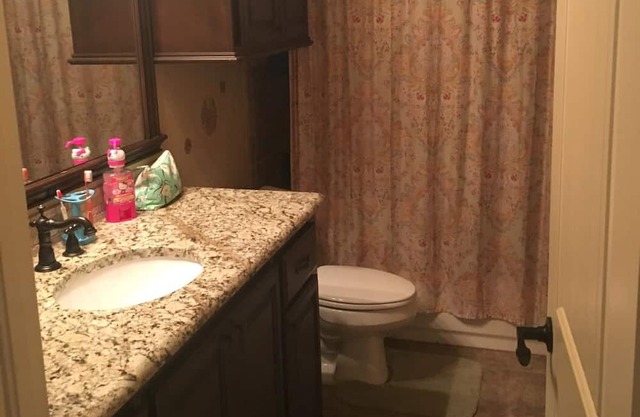 Bedroom in a beautiful home close to OU or OKC