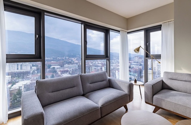 Top Floor Presidential Suite - 3 bedroom apartment in Skopje w/free parkingnn