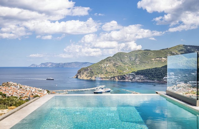 ELEGANT RESORT with unique view of the sea, pool with waterfall and privacy!