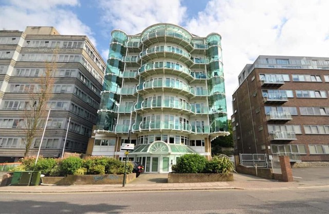 Spacious 2 bed North London flat with balcony and parking, sleeps 5