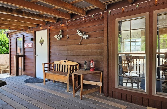 So much to enjoy at this 2-bedroom cottage in Charming Lakeside.