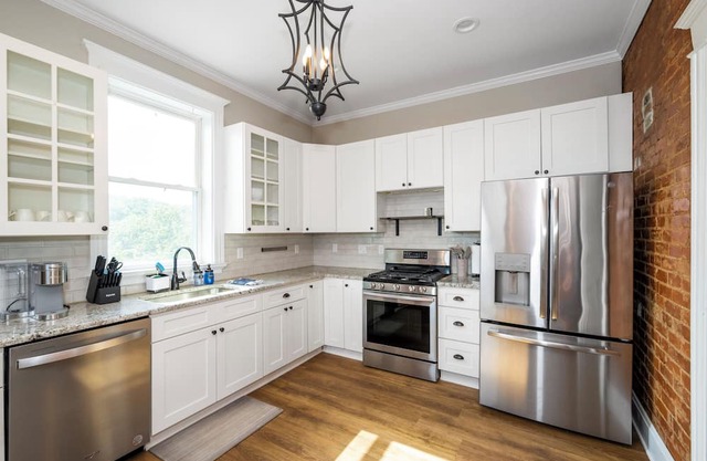 Ludlow Lodge w/City Views – Where History Meets Modern Comfort!