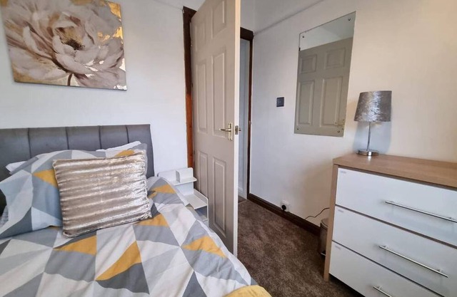 3 Bed Spacious House with Parking