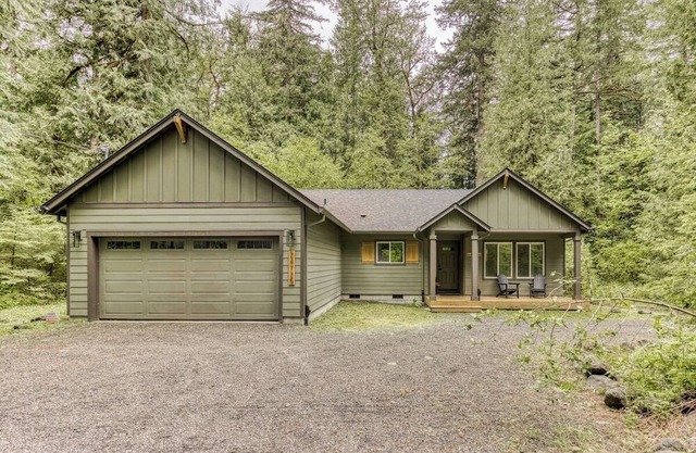 Bear Hug Hideaway - Cozy hot tub retreat