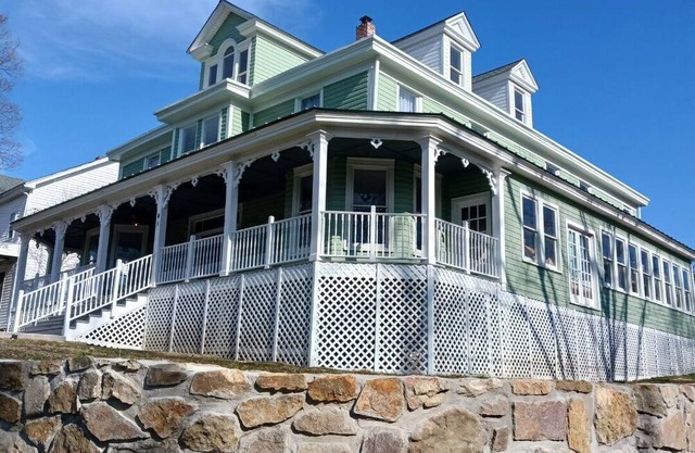 River Retreat Suite In Town!- Inside Grand Castalian Inn Bed and Breakfast