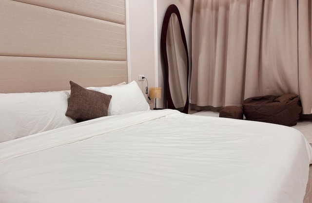 3 minutes to taoyaun airport MRT / 5mins to night market! 6 people max apartment