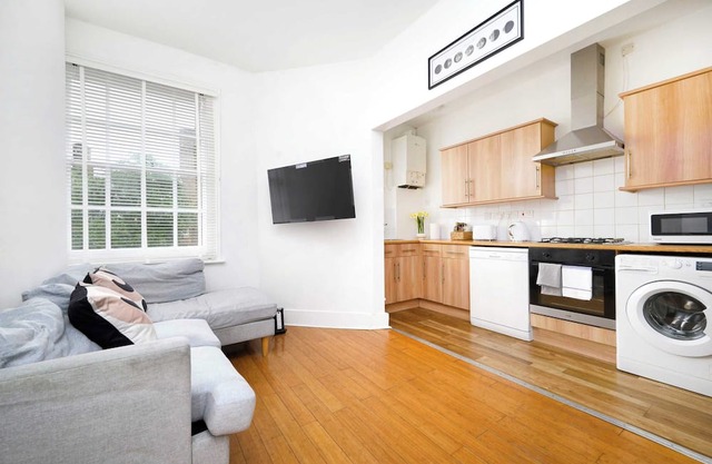 minimalist 3-bedroom flat in Brixton