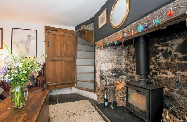 BLUEBELL COTTAGE, pet friendly, with open fire in Chagford