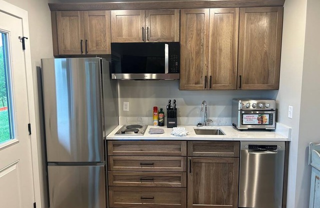 RiverWest Waterside - Beautiful 2 BR pet friendly home at the base of Spirit Mtn.