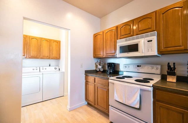 Centrally Located Townhouse w Garage