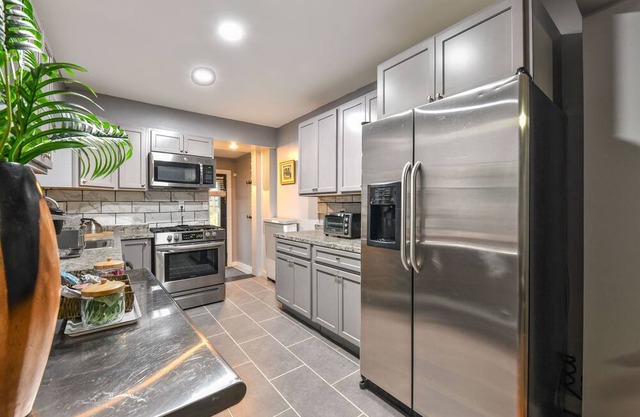 Hampden Townhouse Walkable/parking/JHU/backyard-patio