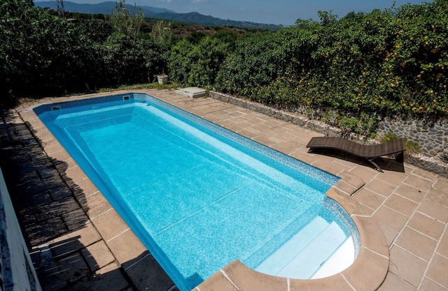 Stunning private villa for 8 people with private pool, WIFI, TV, patio and parking