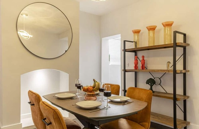 Sparkenhoe - Stunning home with garden & parking