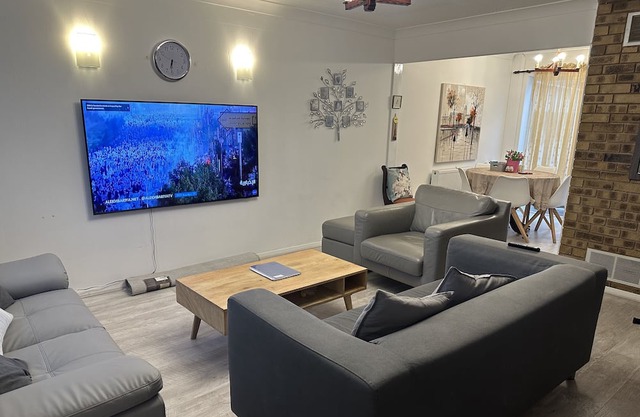 Beautiful 3 bedroom house in Tilbury ,close to Amazon LCY2. Ideal for Amazonians