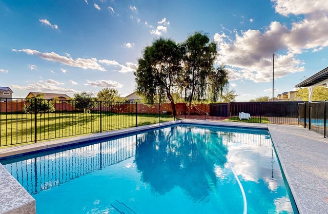 Relaxing dog-friendly retreat with pool, pickleball court, firepit, W/D, & AC