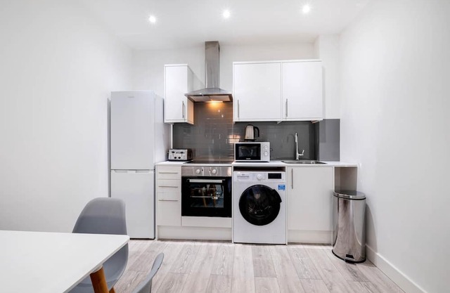 Corby City Centre Apt. 02 - Short-Term Rentals in Northamptonshire