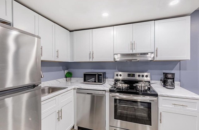 Heart of Towson *Parking*Gym*Pool*Gym*Smart TV