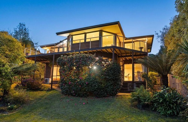 House Seabreeze in Kingston Beach - Million Dollar View - 7 Bedrooms -Sleeps 14
