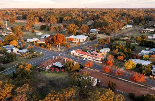 Family friendly cosy cottage. A short walk to the famous Bunyip Hotel