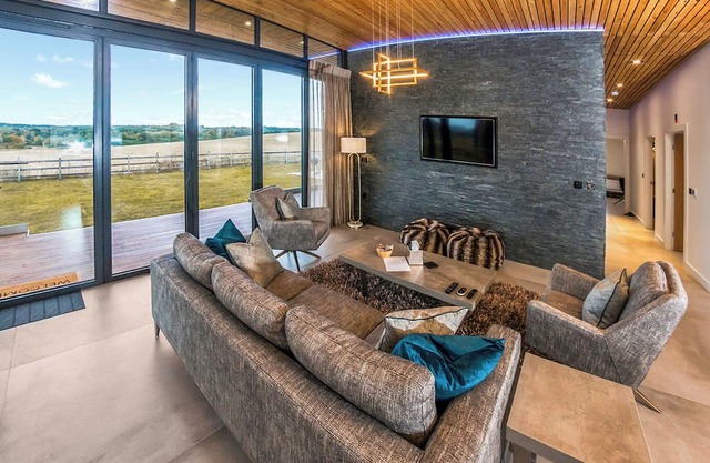 Three bed lodge with two king-size beds and one twin (king by arrangement).