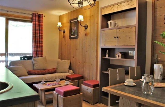 300m from resort center, 4th floor, view ski slopes, fitness, swimming pool, sauna, balcony, tv