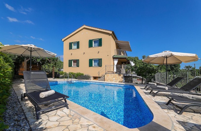 Lovely home in Jurdani with sauna