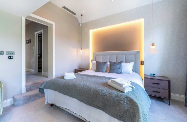Stunning Newly Refurbished 6-Bed Putney Residence