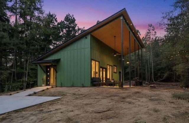 Modern Cabin Retreat Easy Drive to Canton/Tyler