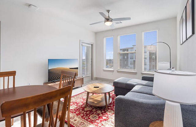 Luxury 2BD/2BA Next to Airport 4813